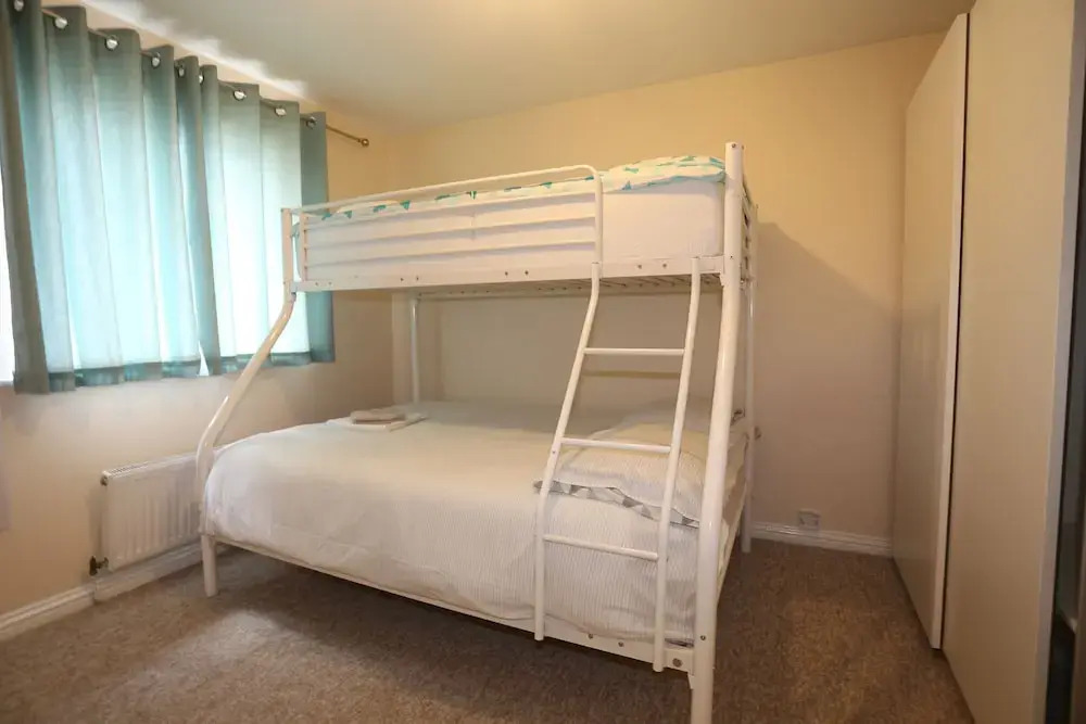 Beautiful 4 beds Hillview House