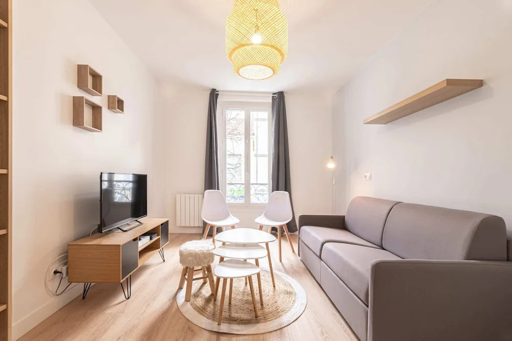 Luminous and Design Appt Close to Paris