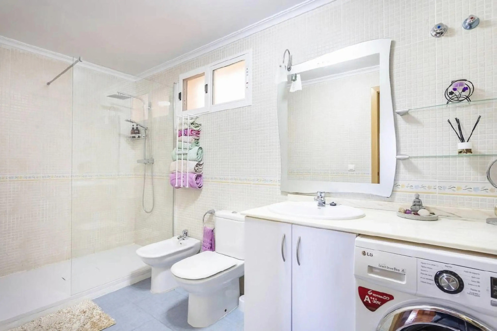 Apartamento con terraza y piscina