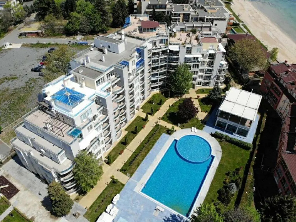 Oasis dream apartment with pool by the sea