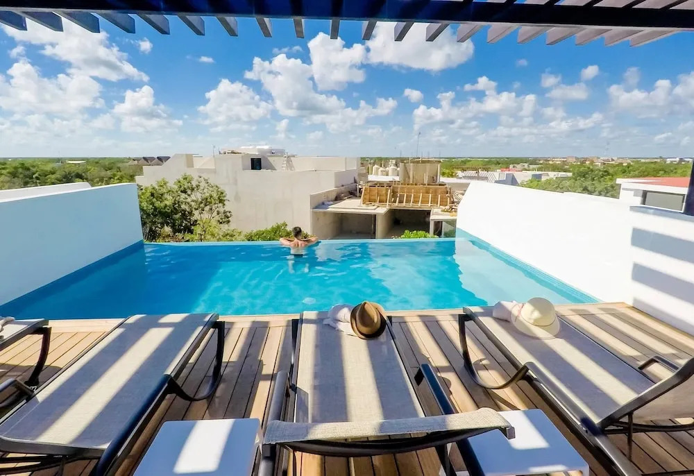 Beautiful Penthouse for 2 With Private Patio and Common Pool in the Building