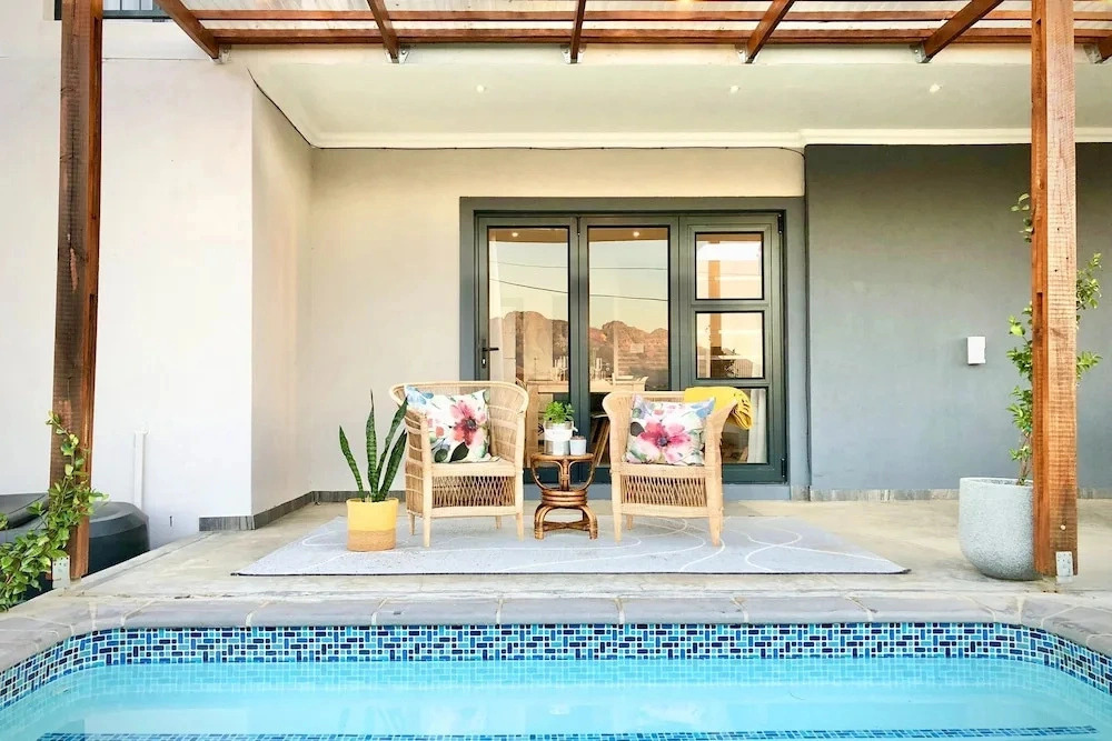 Cape Winelands Mountain View Getaway