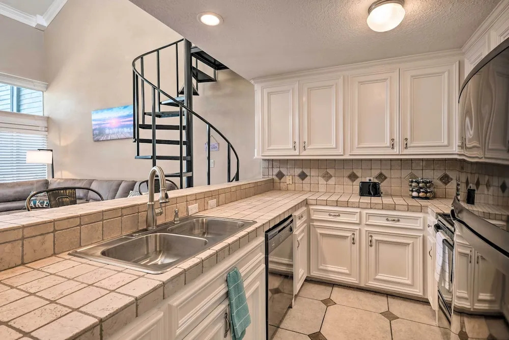 Idyllic Montgomery Condo w/ Pool & Lake View!