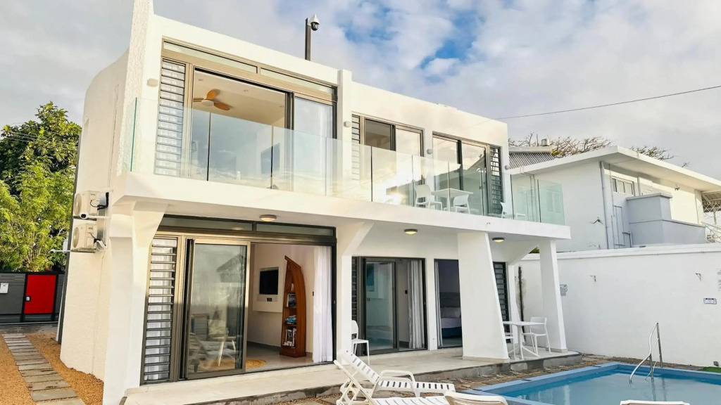 3 bedrooms appartement with sea view balcony and wifi at Trou aux Biches