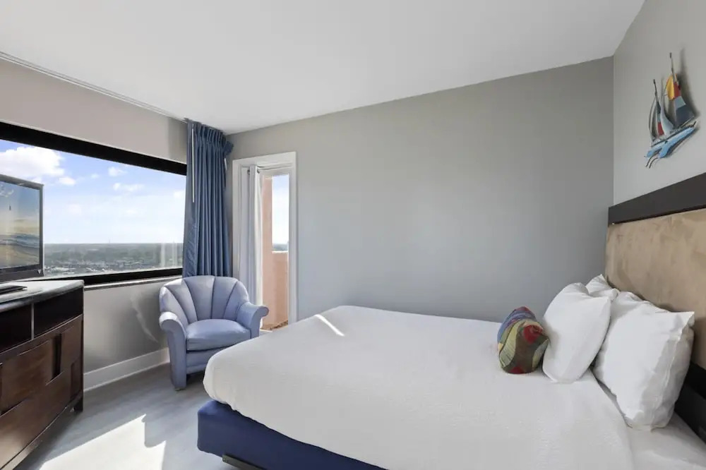 Luxury 3BR at Palms by Hosteeva