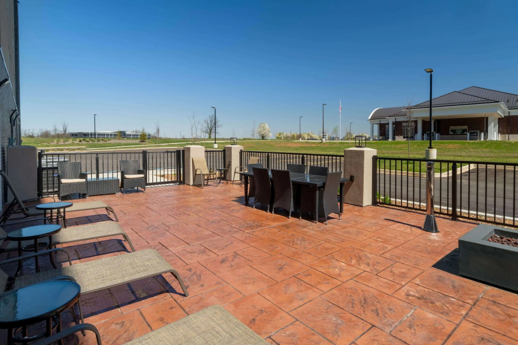 La Quinta Inn & Suites by Wyndham Louisville NE - Old Henry Rd