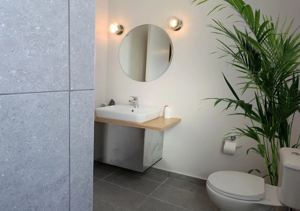 The Marble Suites, PLAKA
