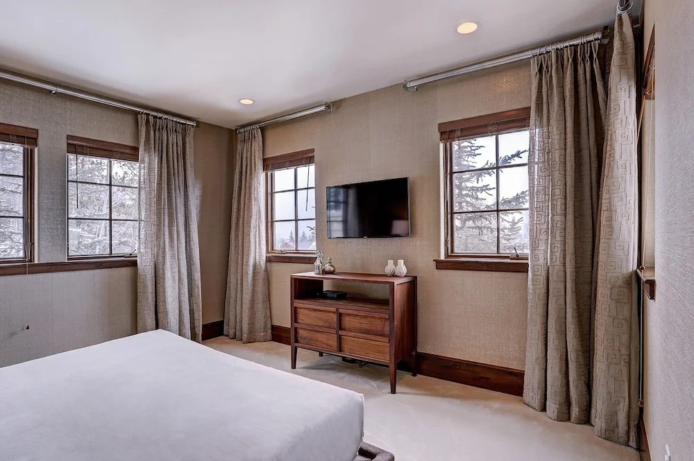 Gorgeous 5 Bedroom Private Chalet in Vail Village