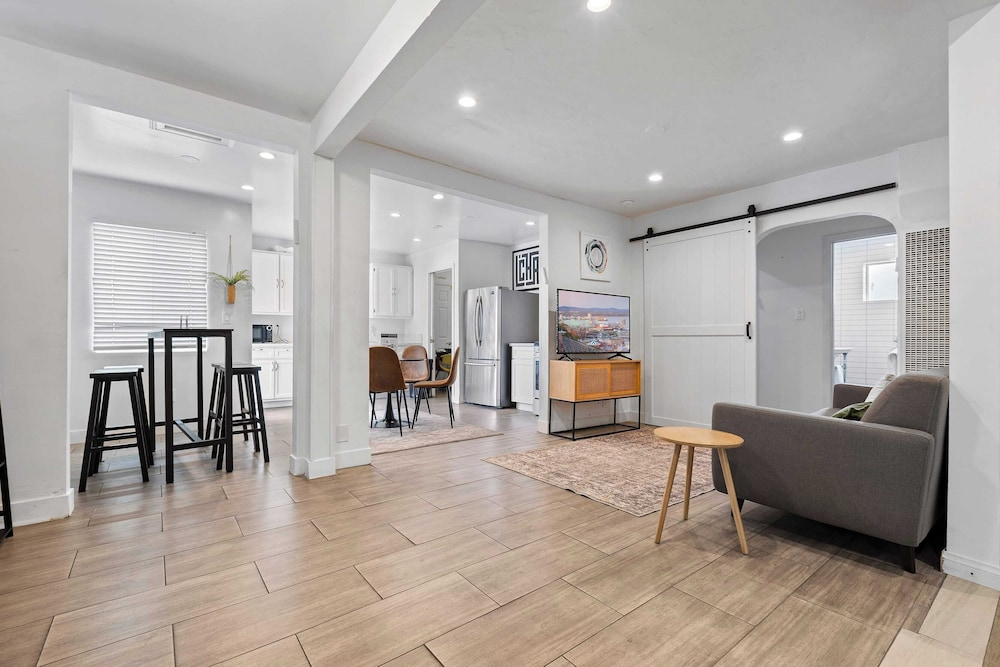 10mins to Rodeo Drive, 15mins to Venice Modern 4bdr Shenandoah by Avantstay