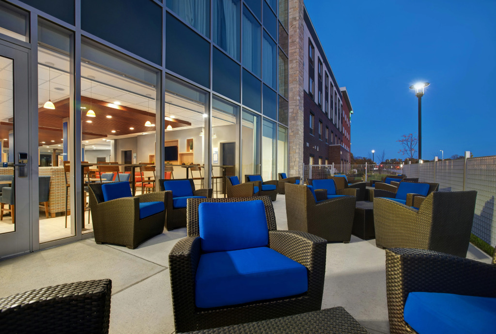 Holiday Inn Express & Suites - Milwaukee - Brookfield by IHG