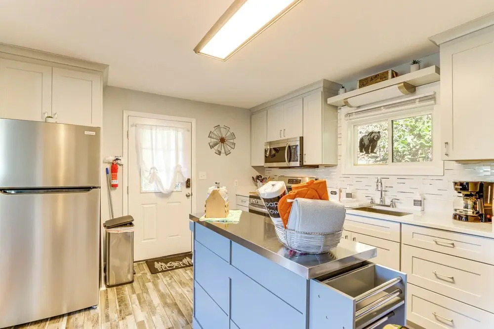 < 1 Mi to Dtwn: Pet-friendly Cabin in Murphy!