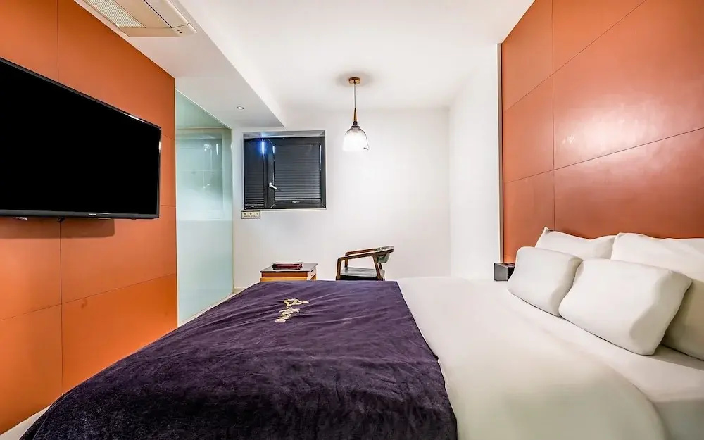 Guangming Cherbourg Hotel