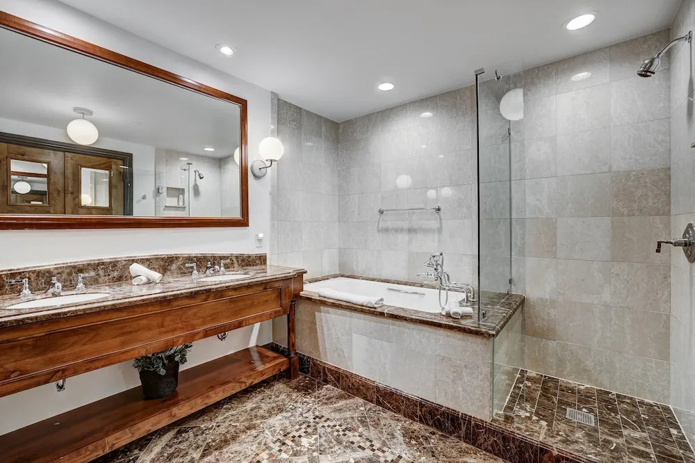 Luxury 3 Bedroom Condo at The Arrabelle by RedAwning
