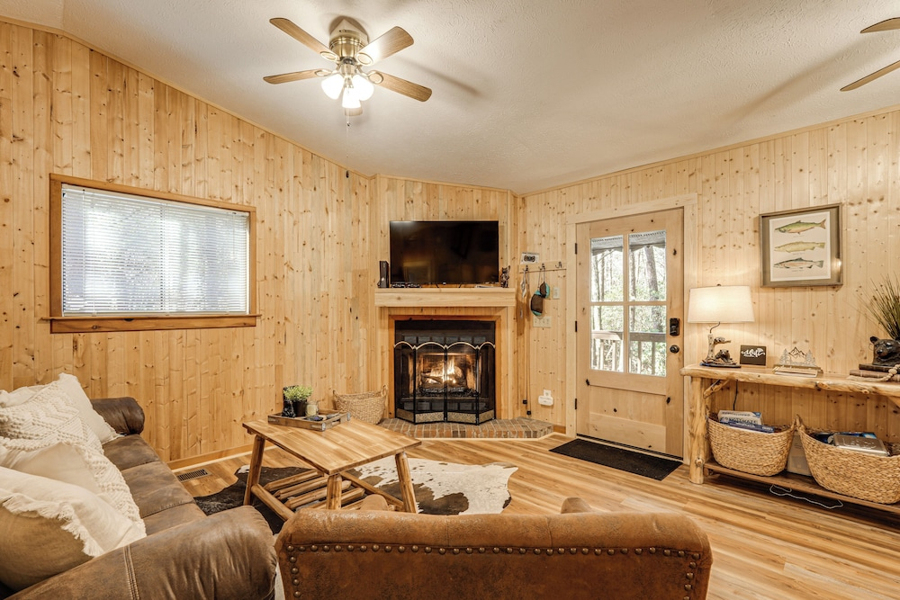 5 Mi to Helen: Woodsy Oasis w/ Hot Tub & Fire Pit!