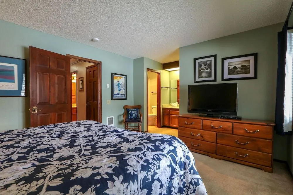 Woodlands #33 3 Bedroom Condo by RedAwning