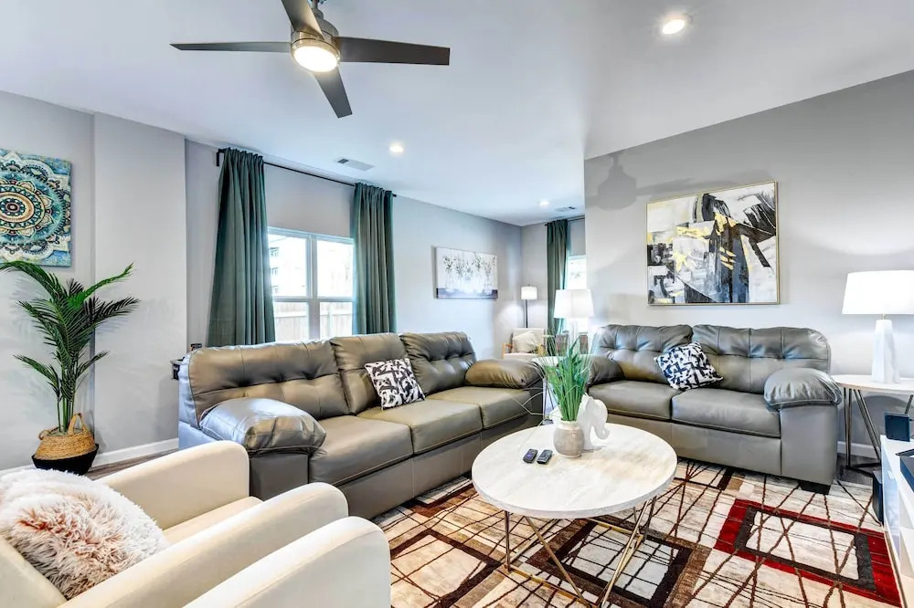 Arlington Home w/ Yard: 2 Mi to At&t Stadium!
