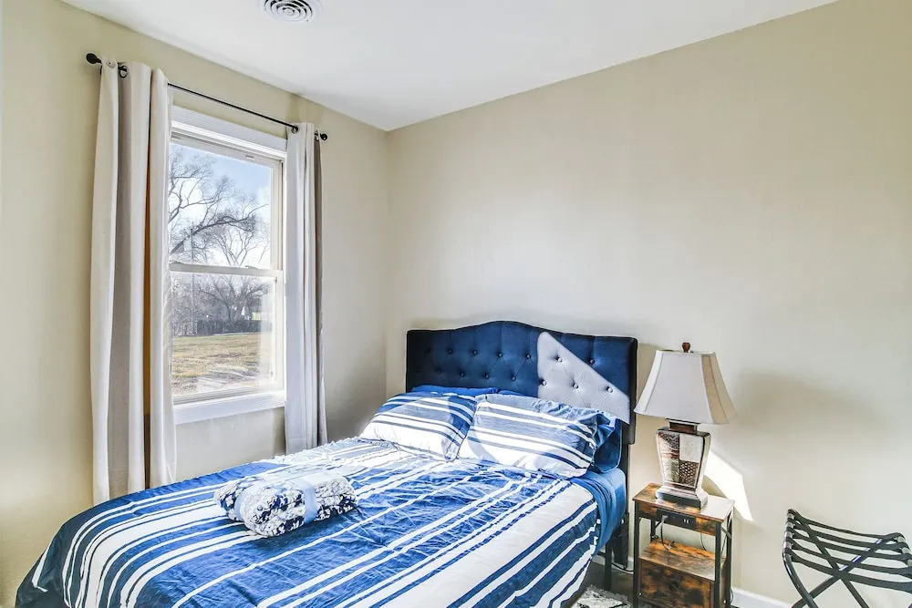 2 Mi to Main St: Newton Guest House