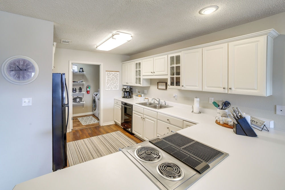 Golfers Oasis w/ Pool! 3 Mi to Table Rock Lake