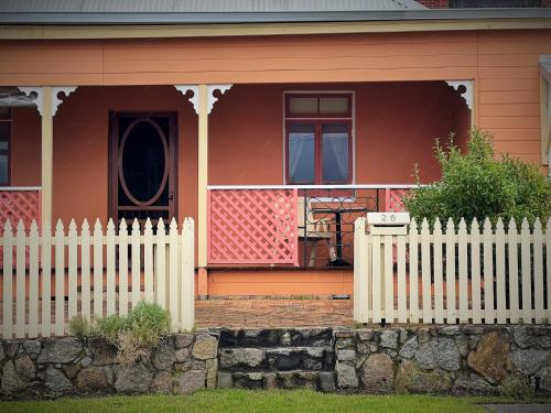 Albany Historic Cottage by the BnB Collection