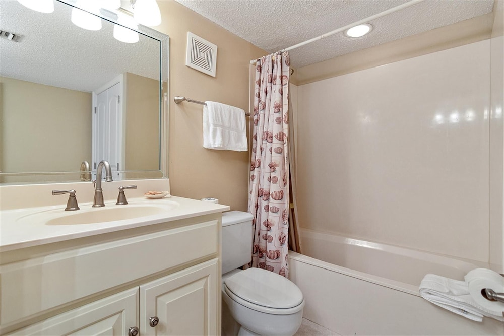 Shoreline Towers 1056 3 Bedroom Condo