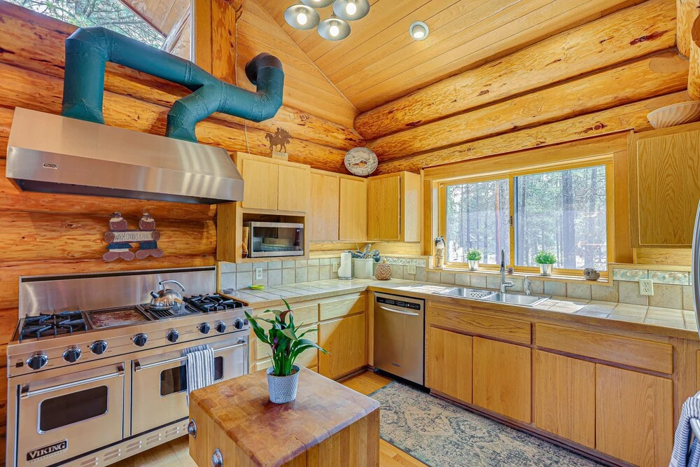 Bend Getaway With Cozy Fireplace