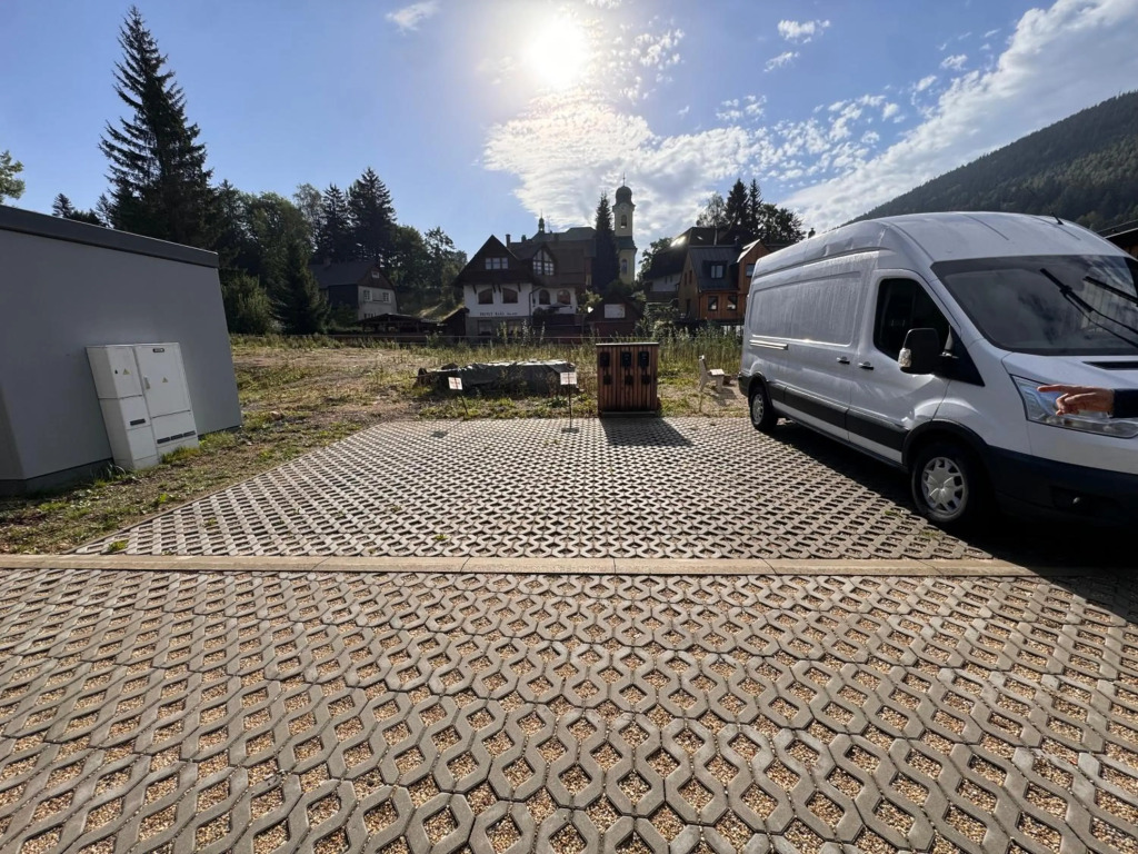 Luxusní Apartmán GRAND v centru Harrachova se soukromou Mega terasou, s možností dobíjení wallbox EV a výhledem na Harrachovský kostelíček