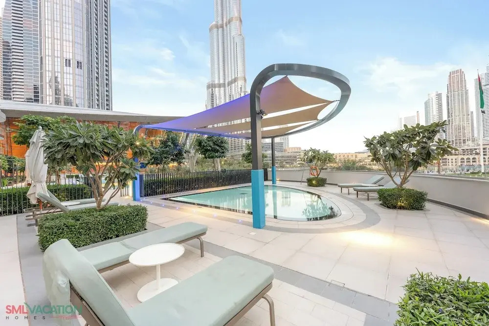 SML Vacation Homes - Sky High Apartments with Burj Khalifa and Dubai Fountain Views at Grande Signature, Downtown Dubai