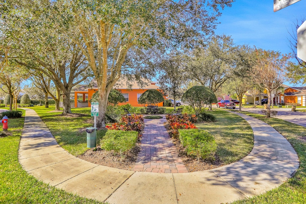 Peaceful Home With an Enclosed Patio, Pool, Grill, Washer/dryer, & AC
