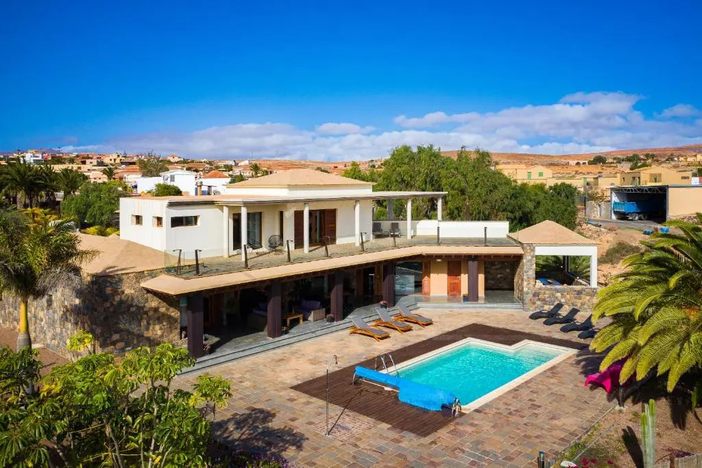 Oasis Villa with swimming pool in 4000m2 garden