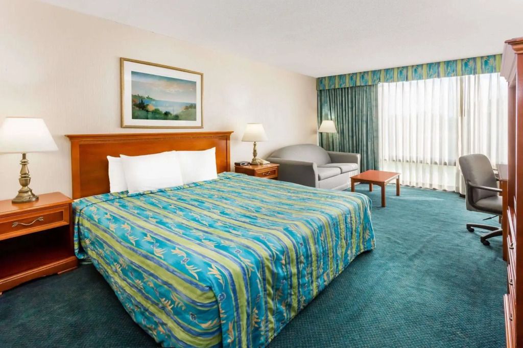 Travelodge Peoria Hotel And Conference Center