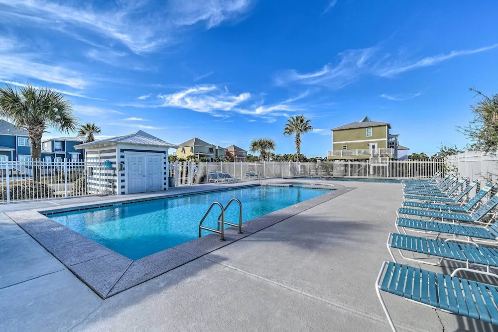 Pool Access & Steps to Beach: Coastal Getaway