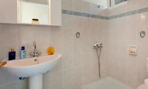 Flat 1 Bedroom 1 Bathroom - Lourdata