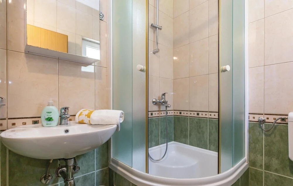 Nice Home in Makarska with WiFi, 3 Bedrooms & Hot Tub