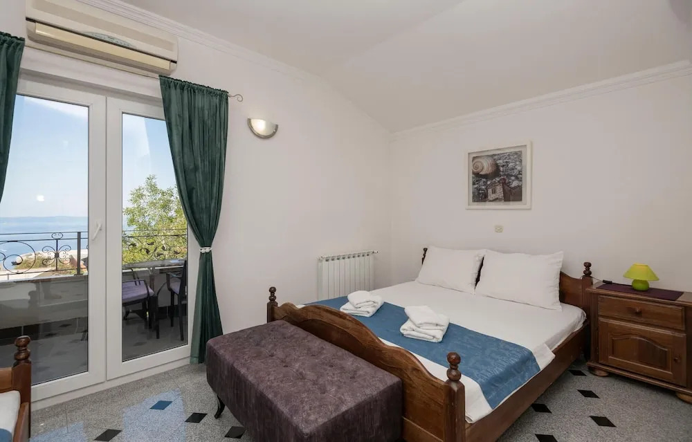 Awesome Home in Makarska With Wifi and 2 Bedrooms