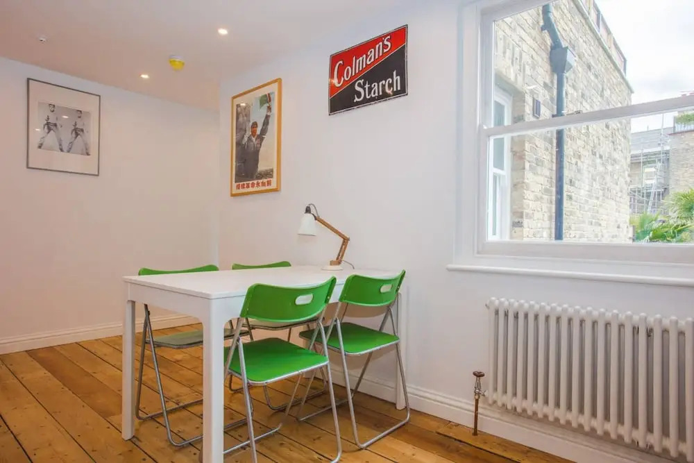 Spacious 1 Bedroom Apartment with Balcony Close to Tube