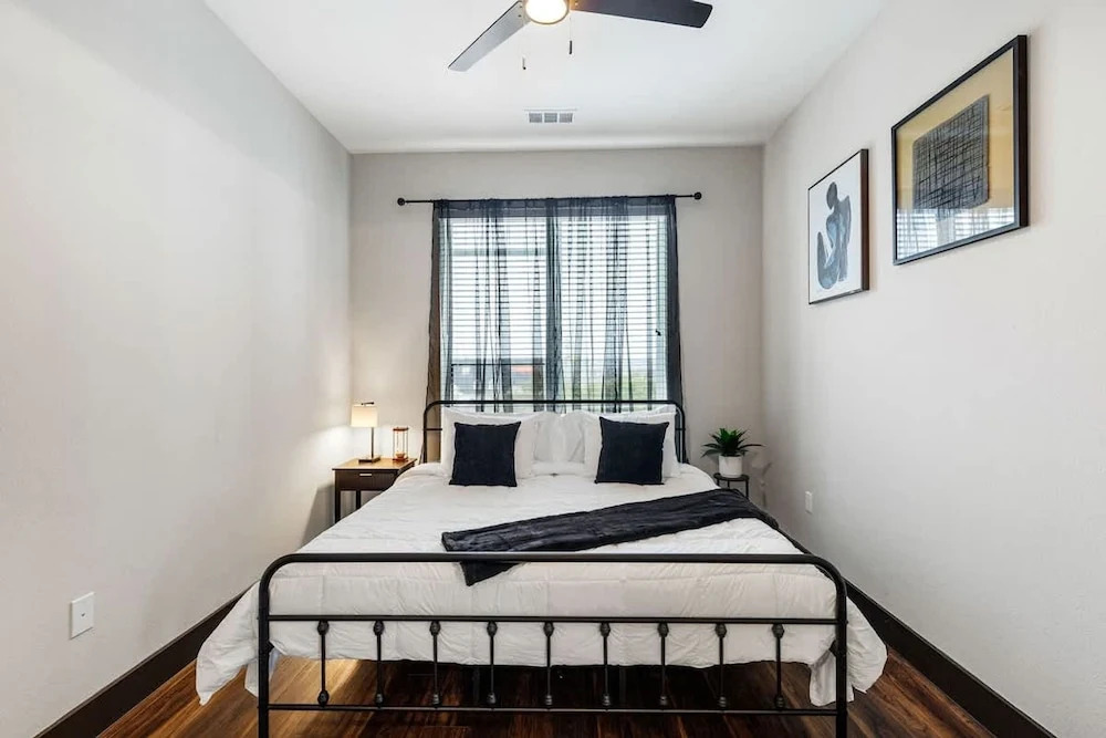 12 Min to Downtown Pool Balcony Free Parking