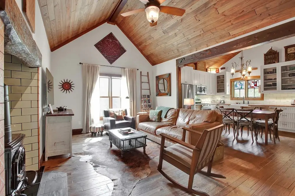 NEW Luxury One Block to Main St With Hot tub and Fire pit