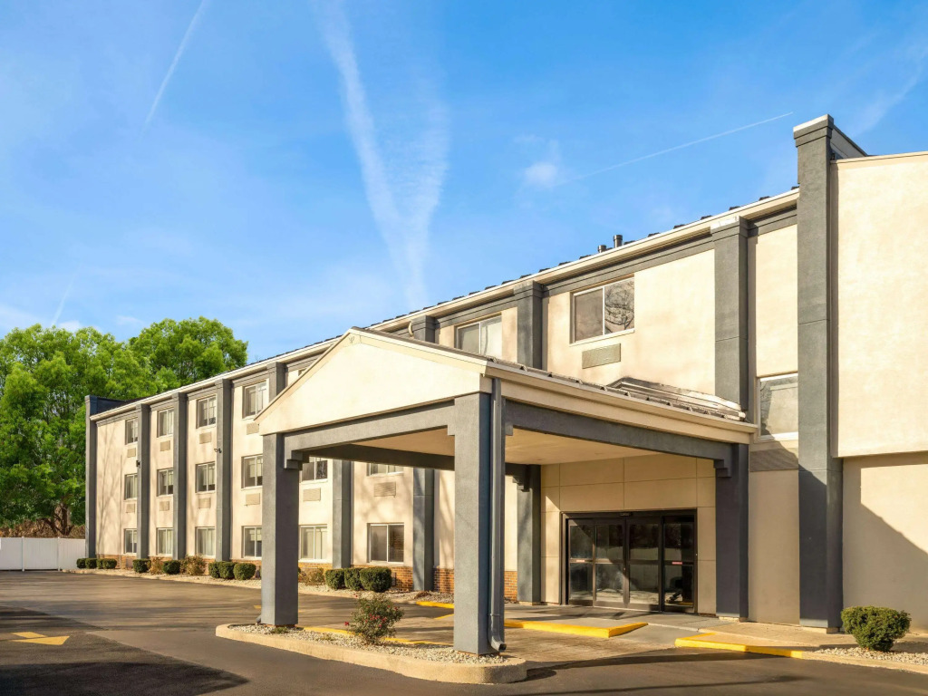 AmericInn by Wyndham Woodstock IL