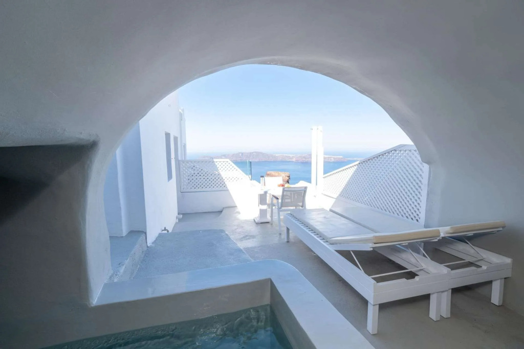Anemos Cave Suites