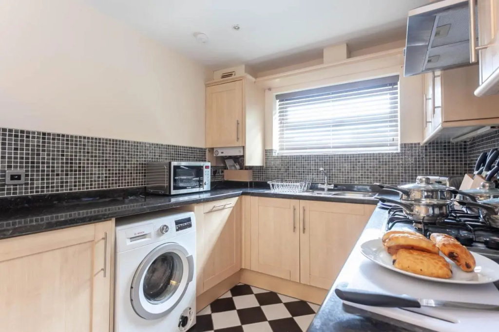 4 bed home, driveway parking ideally located in Latchford, Warrington - Executive St Marys House