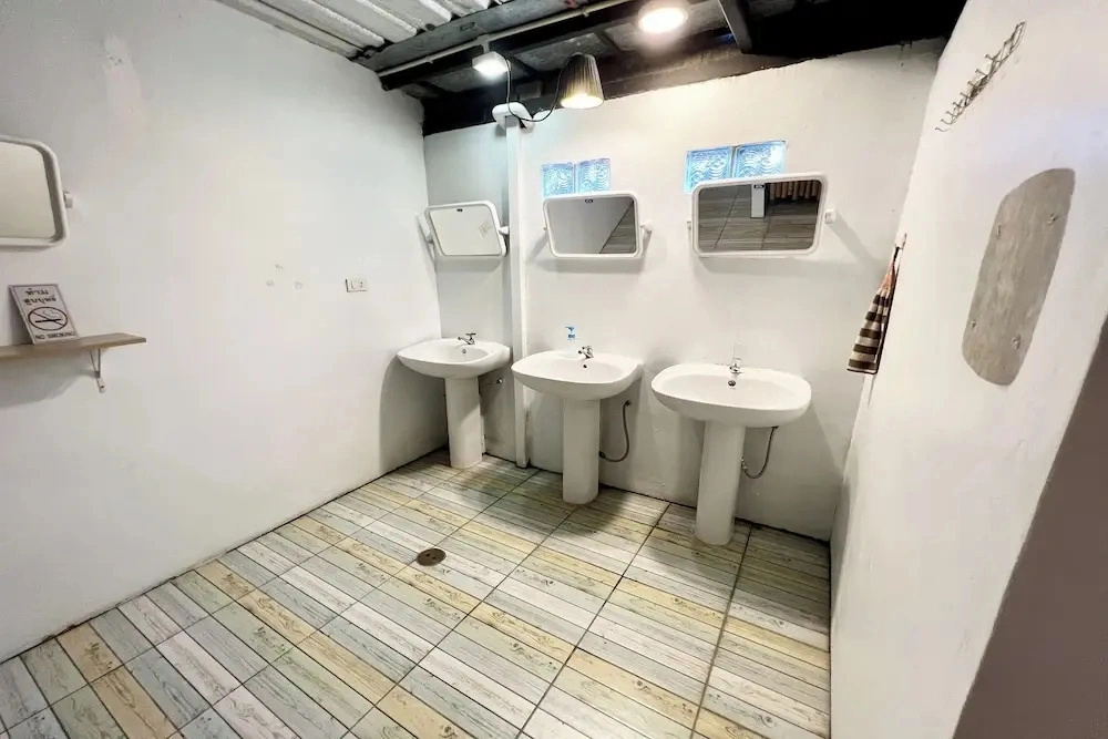 Orchid Hostel Near Bumrungrad hospital and Nana Market