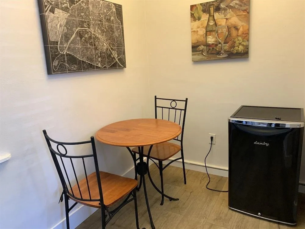 Cozy Coconut Grove Studio
