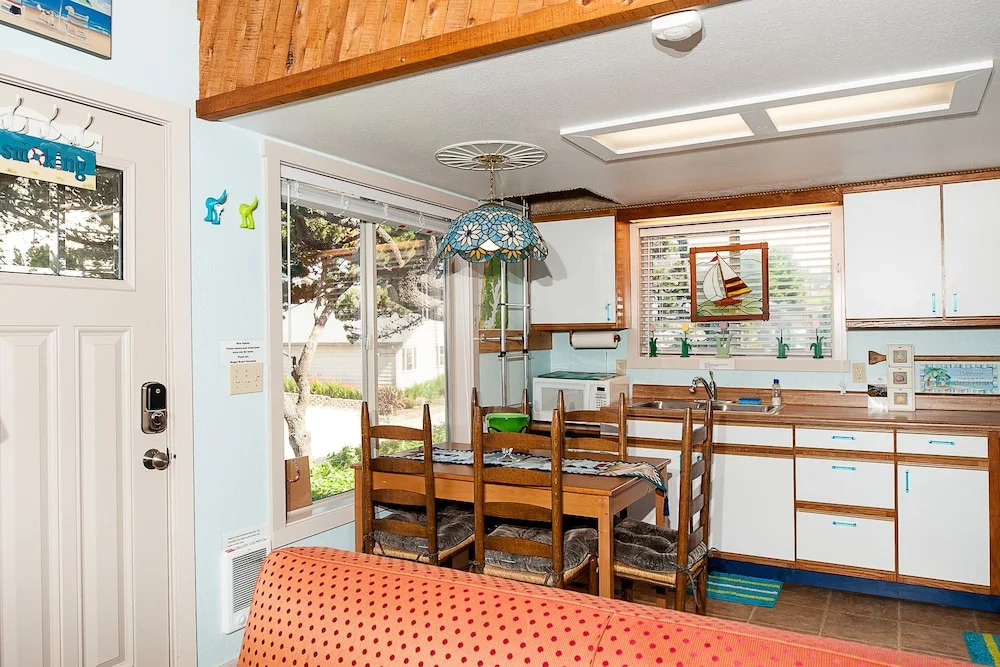 Sea Daze 1 Br cottage by RedAwning
