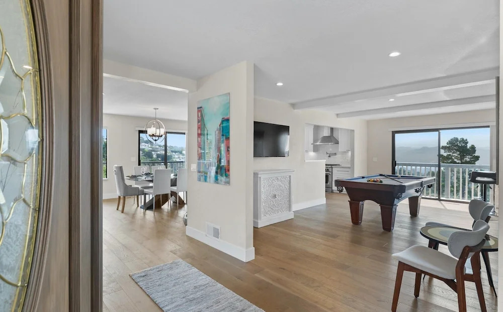 Newly Remodeled 4/4 With Bonus Room! Spectacular Valley Views! Aquarium Passes Available