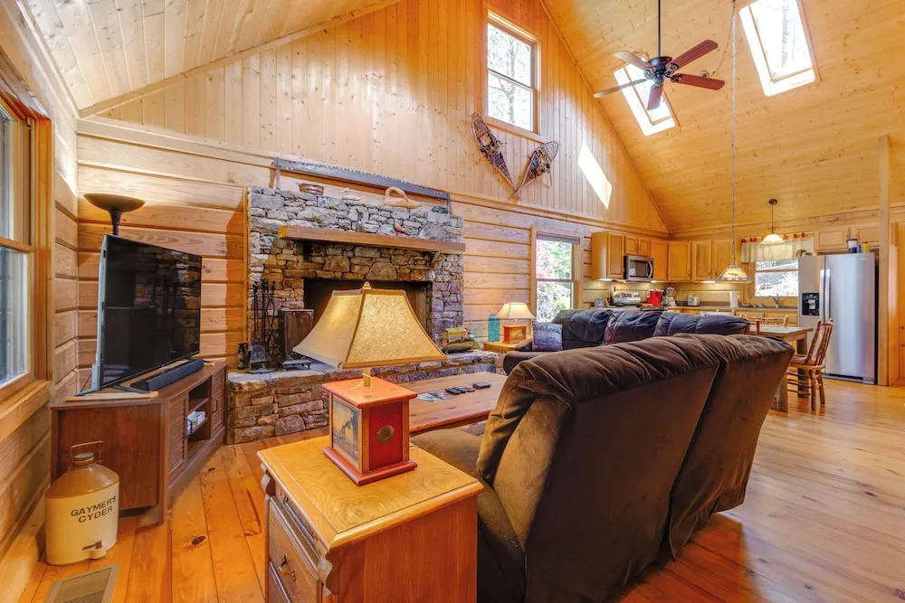 5 Mi to 9-hole Golf! Creekside Sapphire Escape