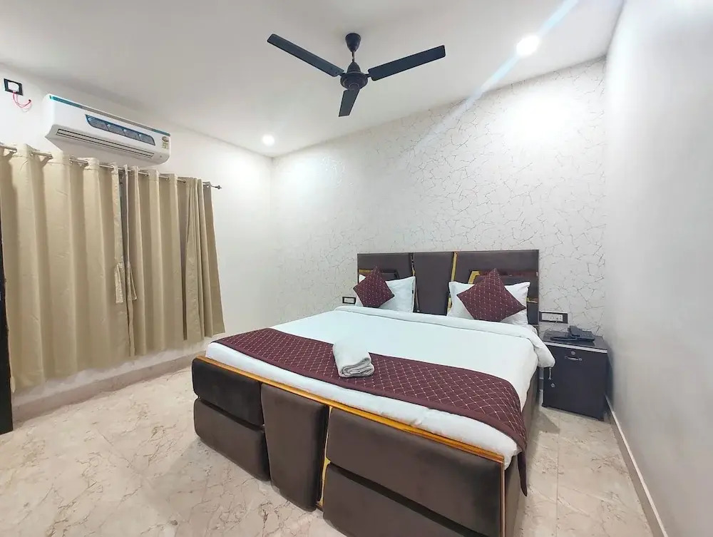 Hotel Ganges Place Varanasi with free AC