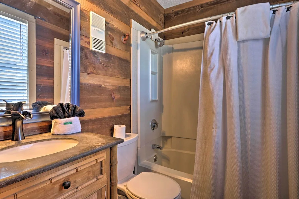 4 Mi to Natl Park: Mtn-view Gatlinburg Retreat!