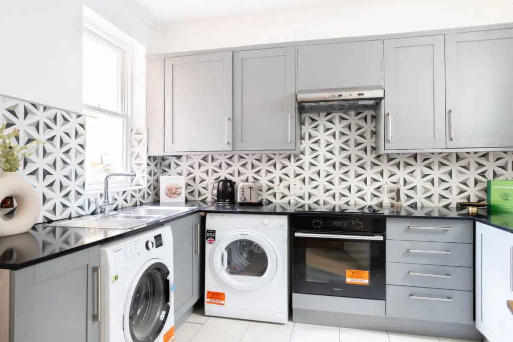 The Victoria Gardens - Bright & Modern 2BDR next to Victoria Station
