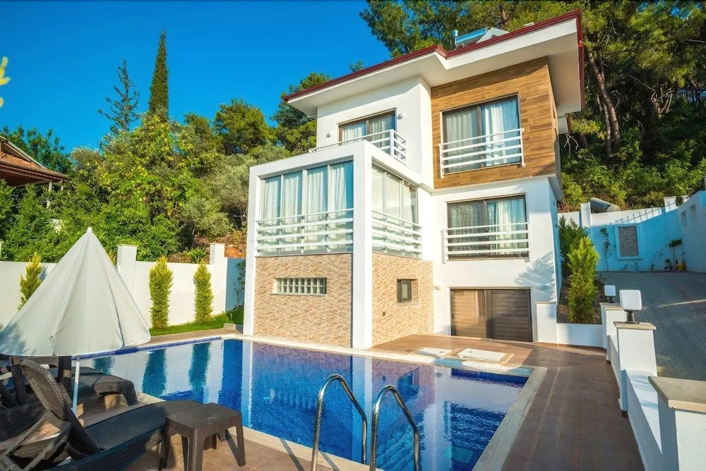 Villa Pole