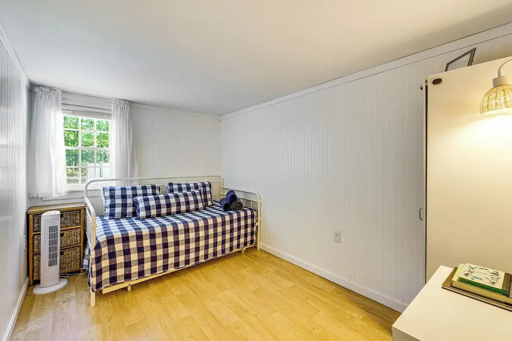 2 Mi to Beaches: Cozy Peaceful Escape w/ Deck